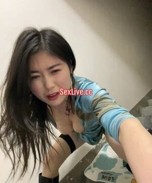 MBBG nghịch sextoy giữa cầu thang chung cư công cộng / Stripchat Sunny-520